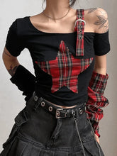 Top corto negro con hombros descubiertos y estrella